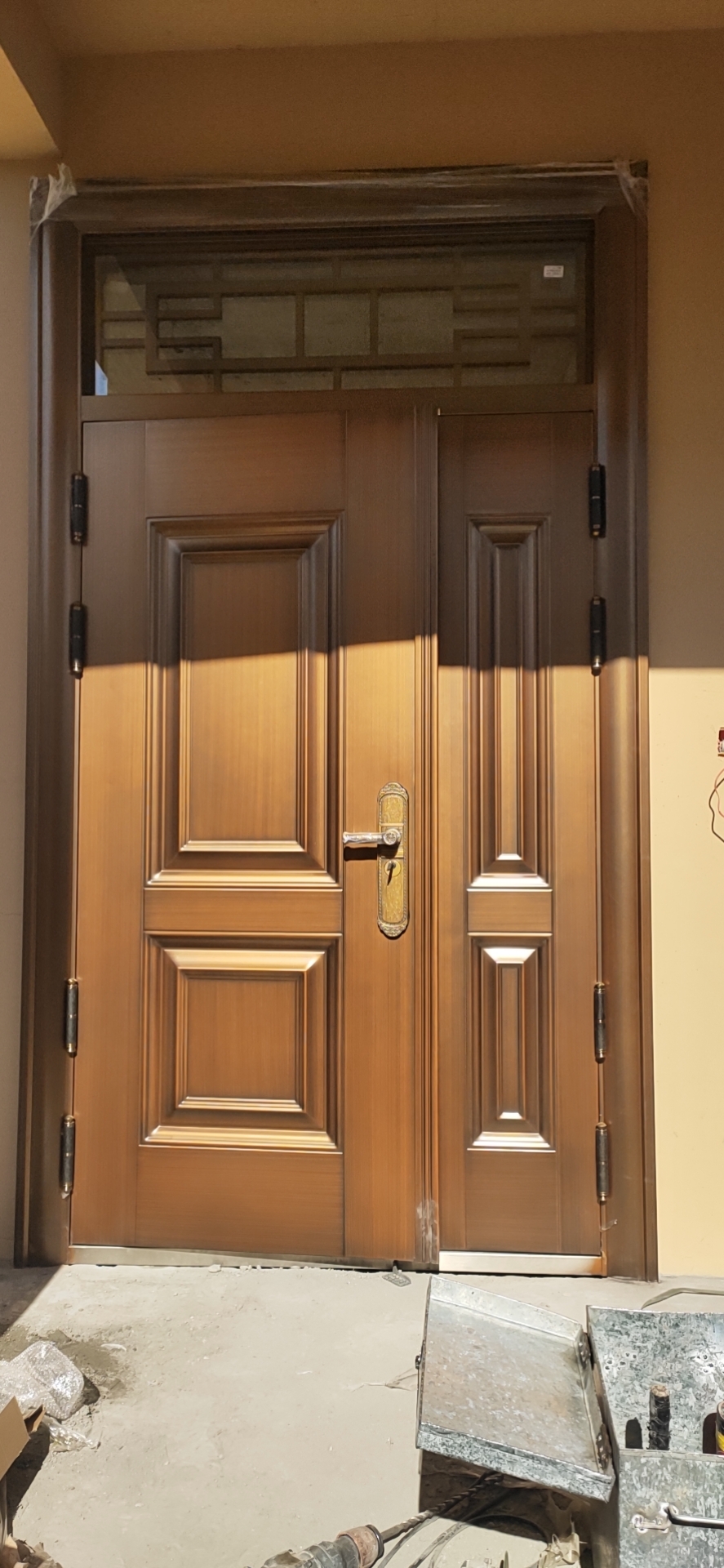 2020陽曲縣仿銅門安裝現場。